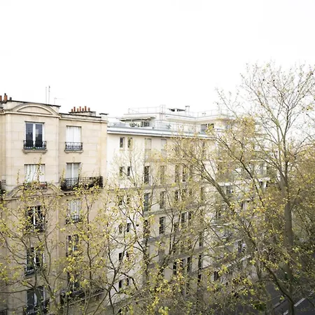 Near Buttes Chaumont Apartment